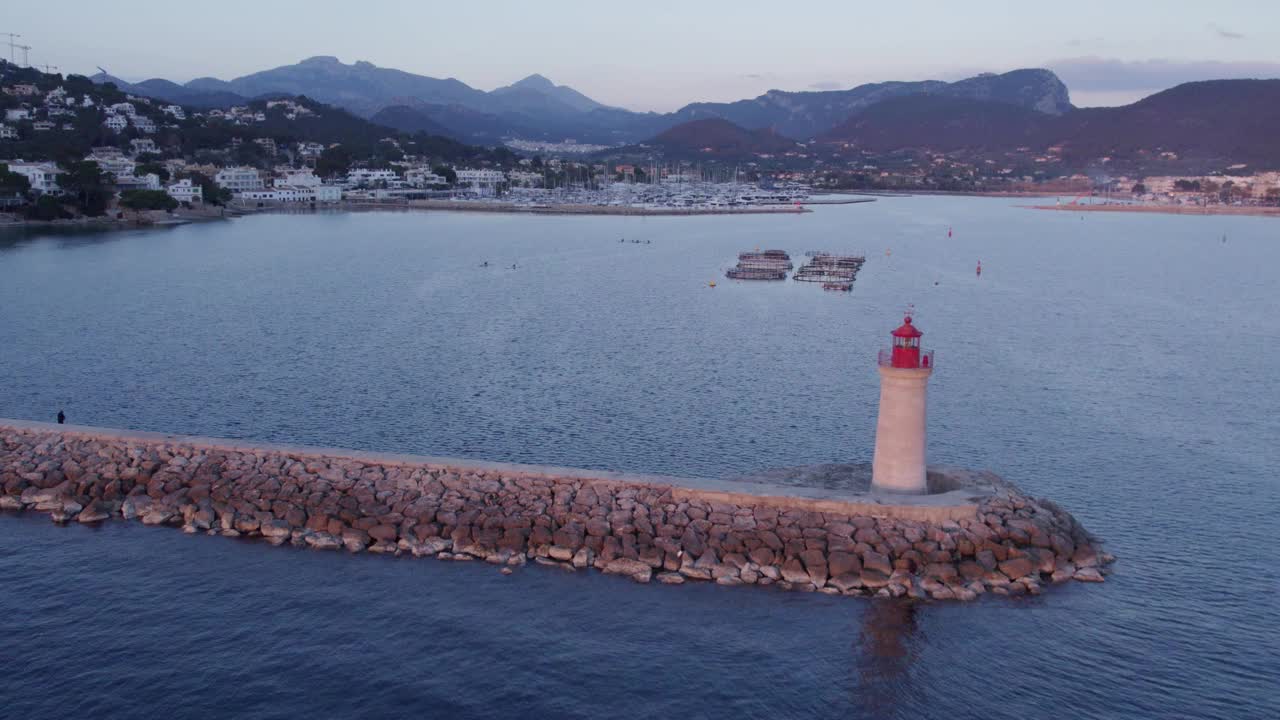 西班牙，海港和海边山脉的鸟瞰图。视频素材