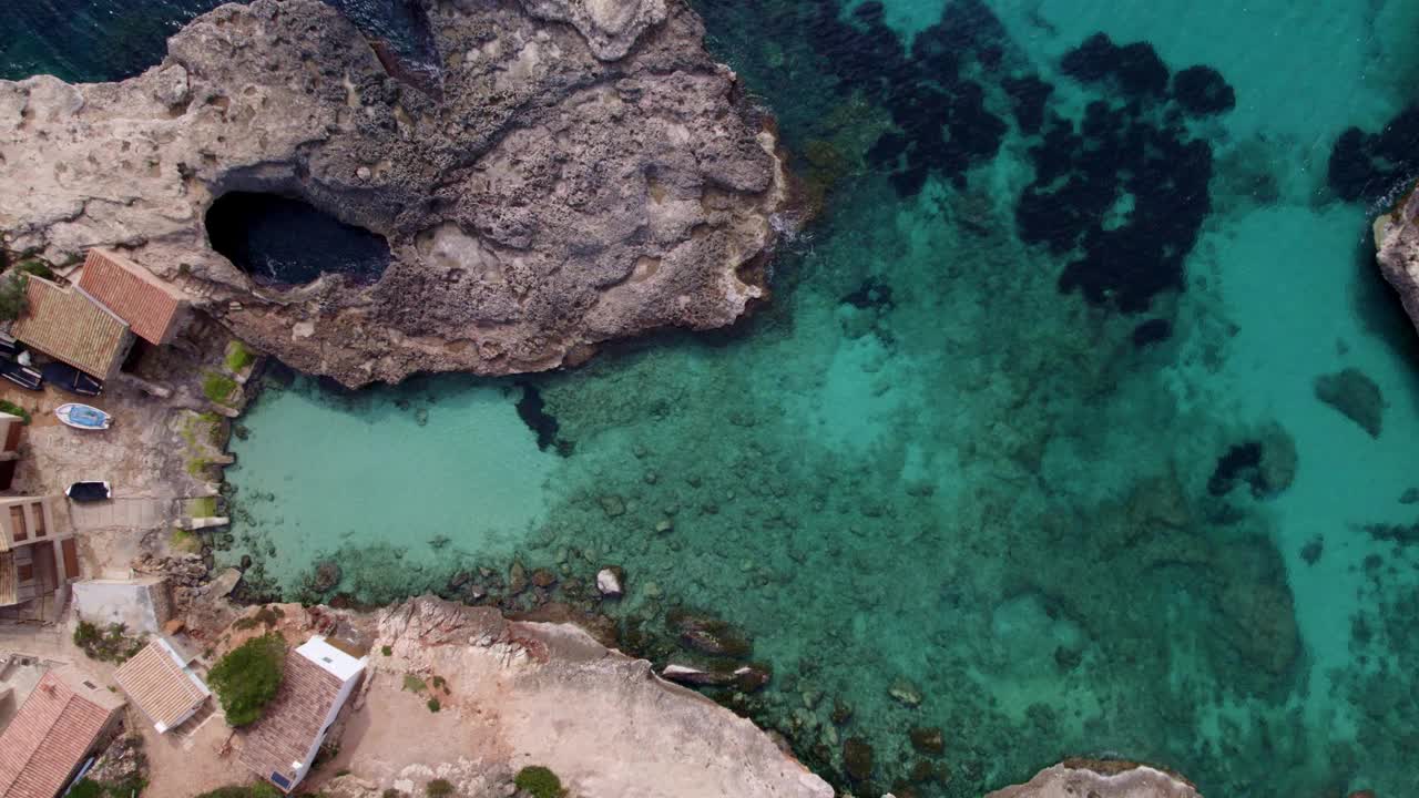 鸟瞰宁静的海湾，碧绿的海水和岩石海岸，西班牙。视频素材