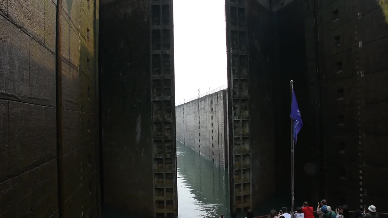 三峡大坝升船机通过三峡大坝水库至湖北宜昌的通航船门船闸视频下载