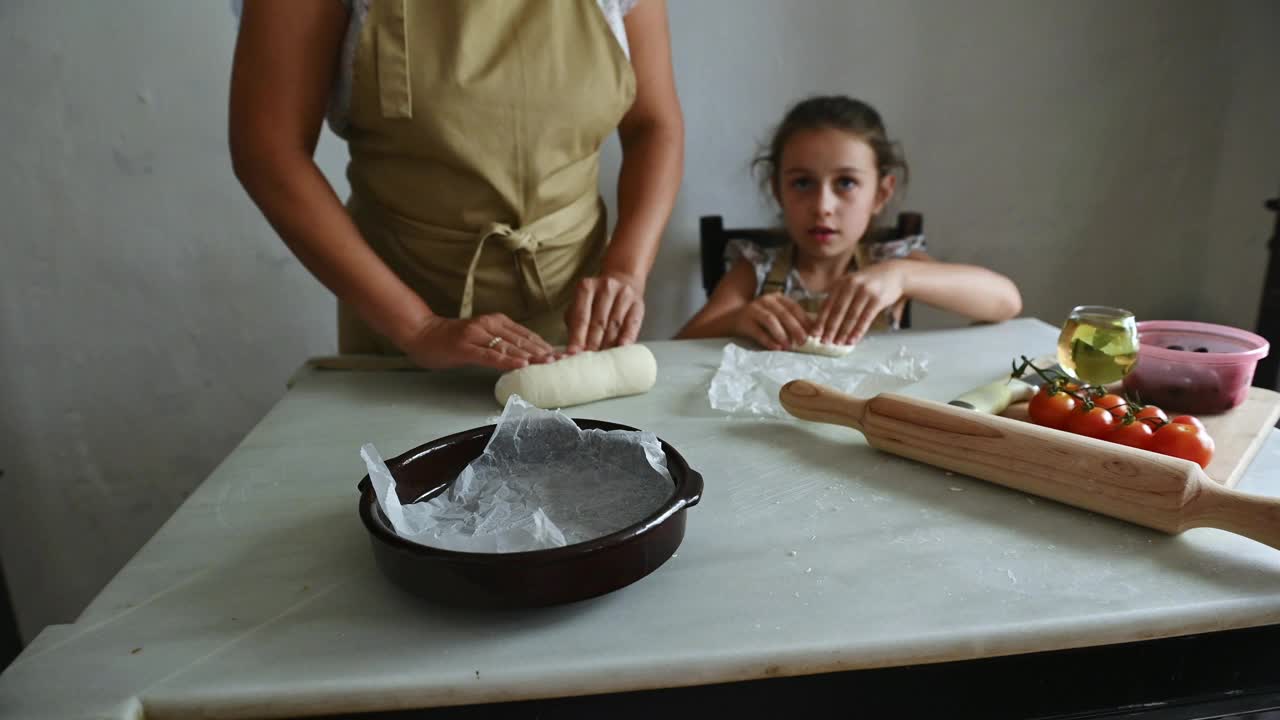 孩子和大人在厨房用新鲜的食材自制披萨面团视频素材