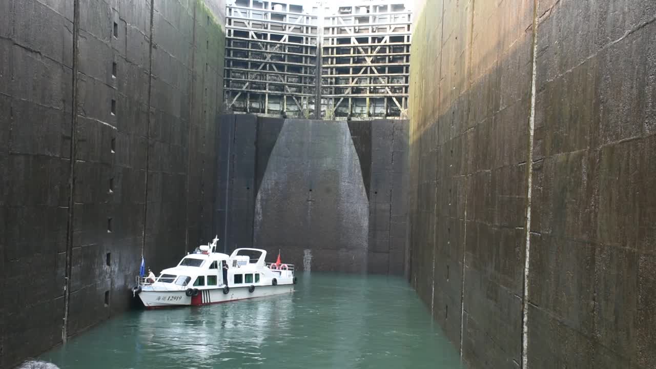 三峡大坝、通航船闸、船舶通行、船门、升船机经过湖北宜昌三峡大坝水库视频下载