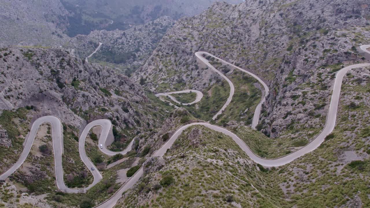 鸟瞰蜿蜒的道路，穿过落基山口，西班牙。视频素材