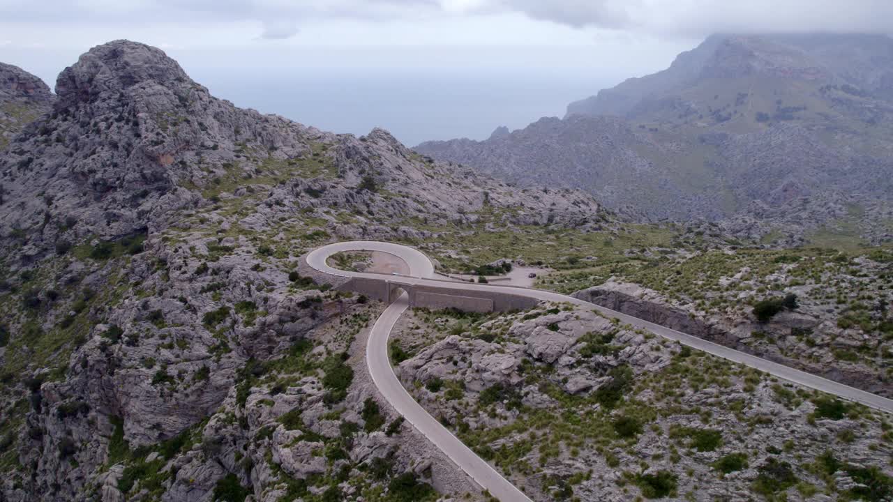 鸟瞰蜿蜒的道路，穿过落基山口，西班牙。视频素材