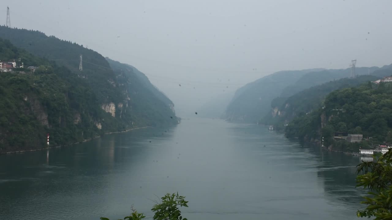 在宜昌市西陵峡三亚洞窟观景处，欣赏长江三峡或长江运河的山景和山脉视频下载