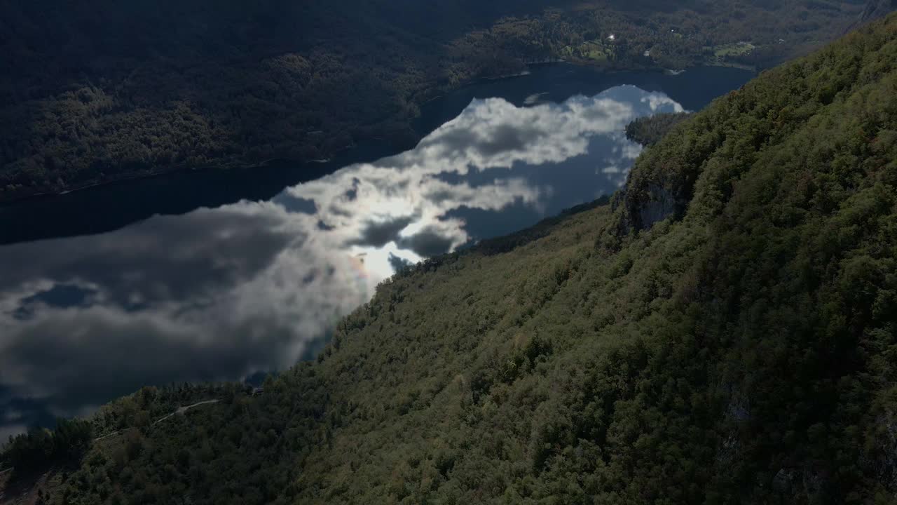 斯洛文尼亚博希尼湖与森林和山脉的鸟瞰图。视频素材