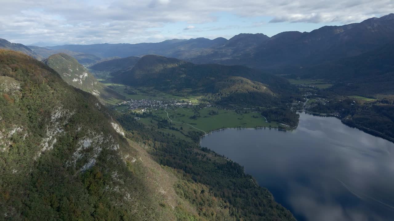 斯洛文尼亚Bohinjsko jezero的湖泊、森林和山脉鸟瞰图。视频素材