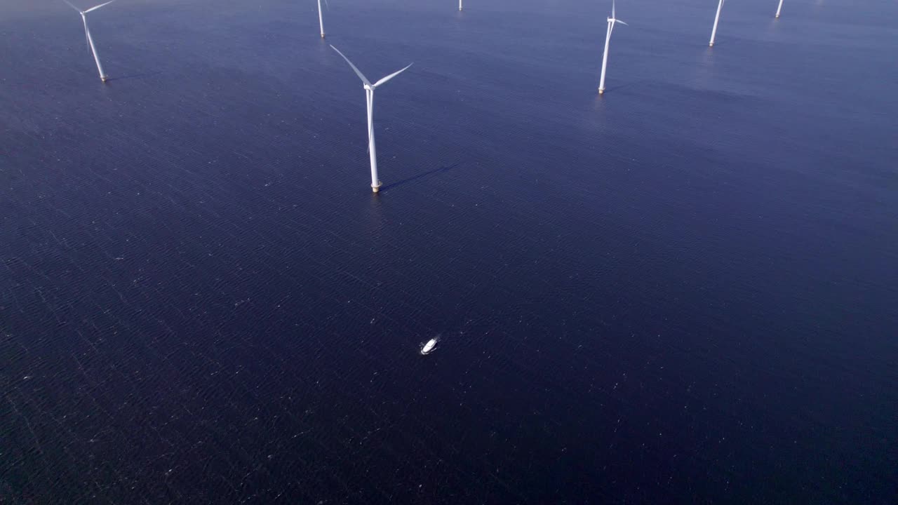 荷兰海上风电场旋转的风力涡轮机鸟瞰图。视频素材