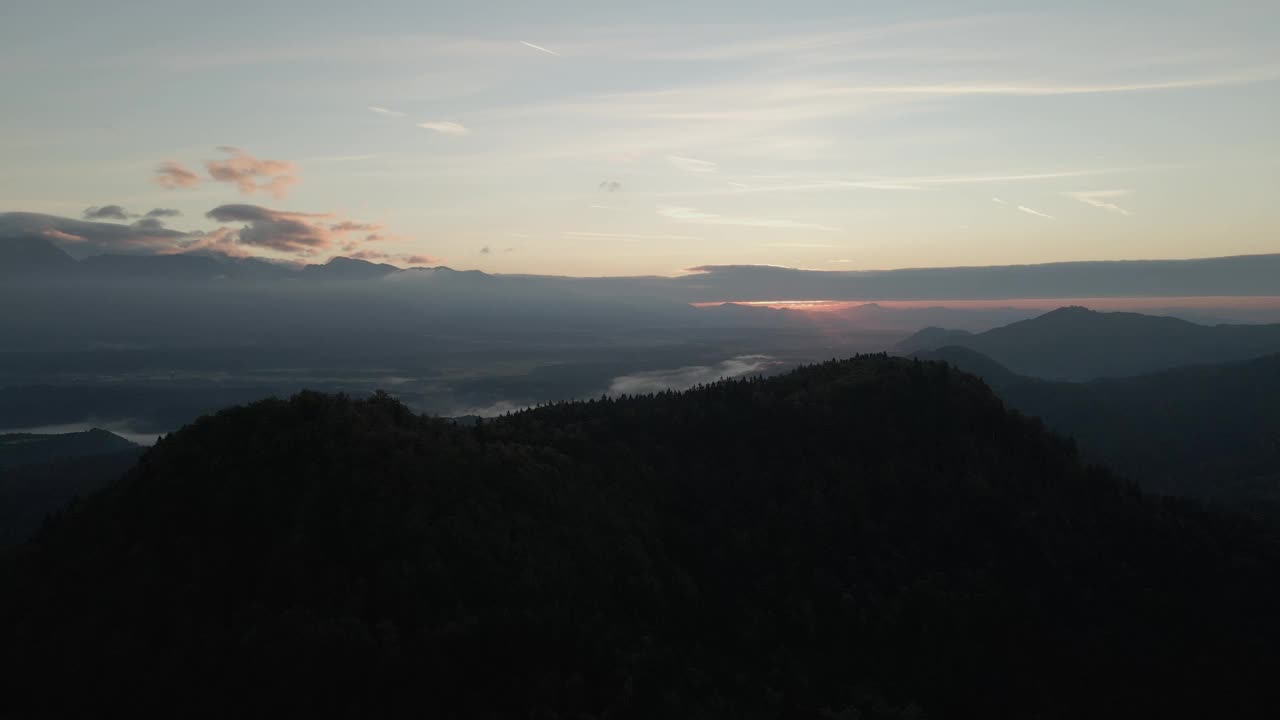 鸟瞰日出在圣普里莫兹教堂，朱利安阿尔卑斯山，斯洛文尼亚。视频素材