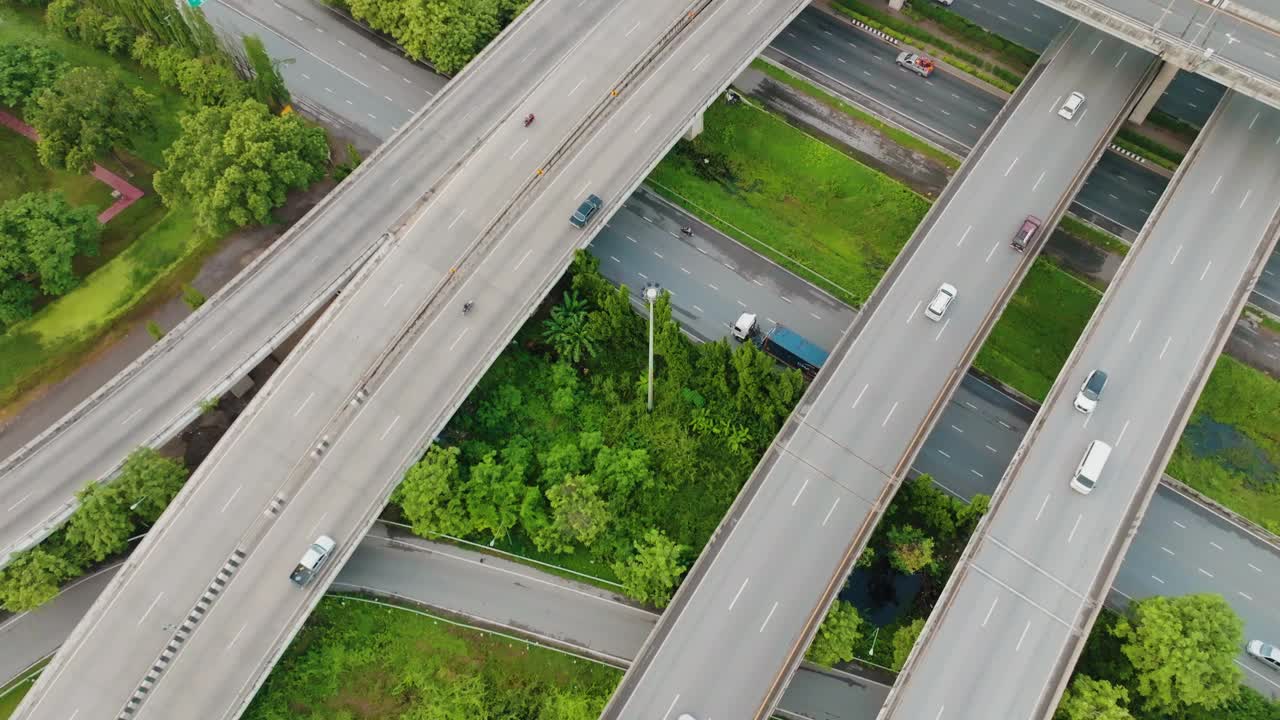 鸟瞰城市交通枢纽路与汽车交通枢纽路视频素材