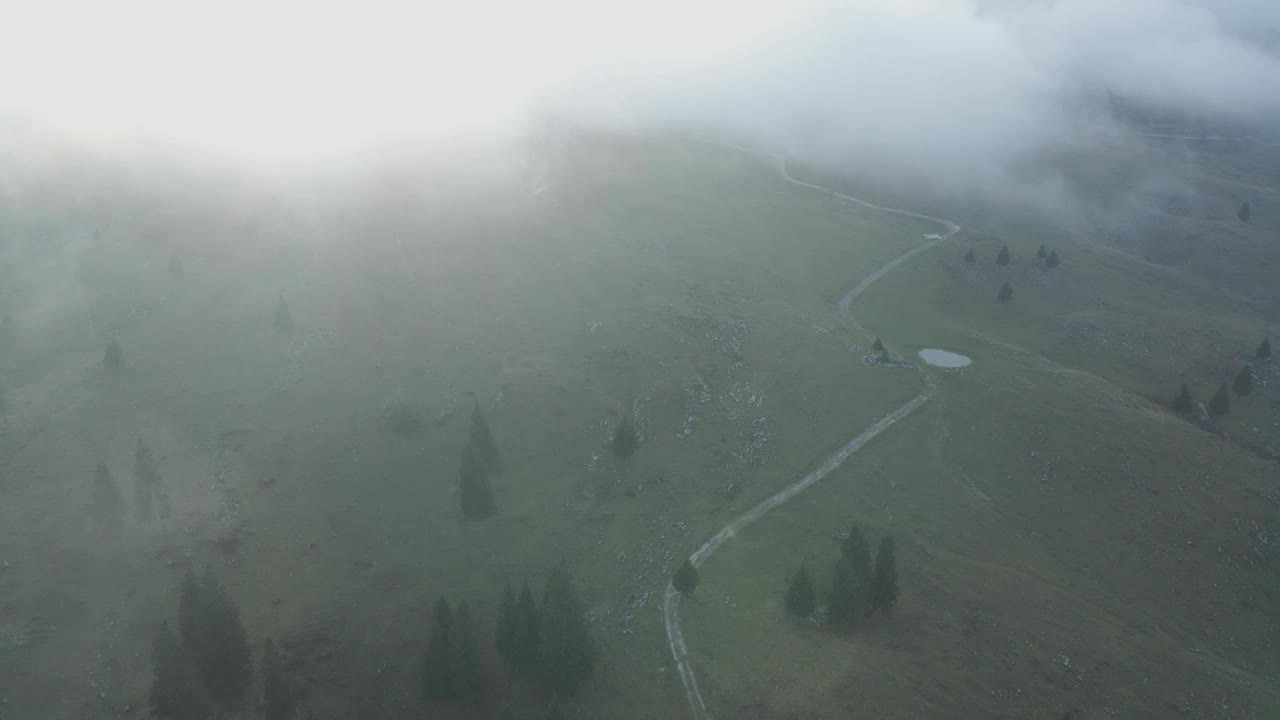 斯洛文尼亚多雾的高山高原鸟瞰图，有村庄和教堂。视频素材