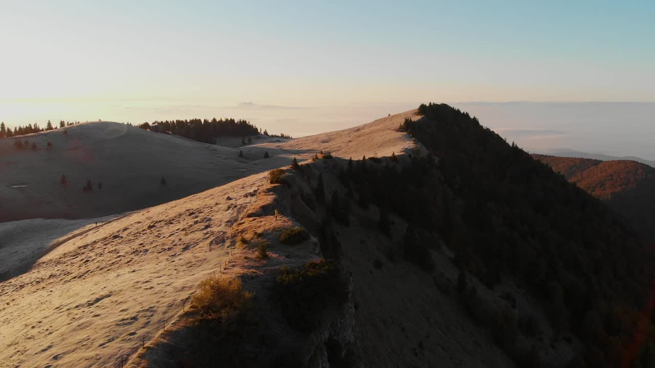 斯洛文尼亚云雾缭绕的高山高原和宁静的山谷鸟瞰图。视频素材