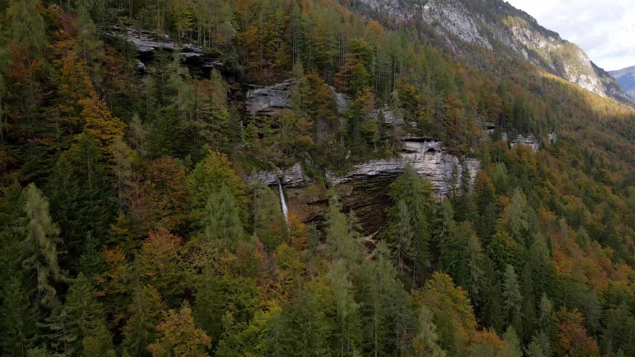 鸟瞰森林、瀑布和山脉在秋天，莫伊斯特拉纳，斯洛文尼亚。视频素材