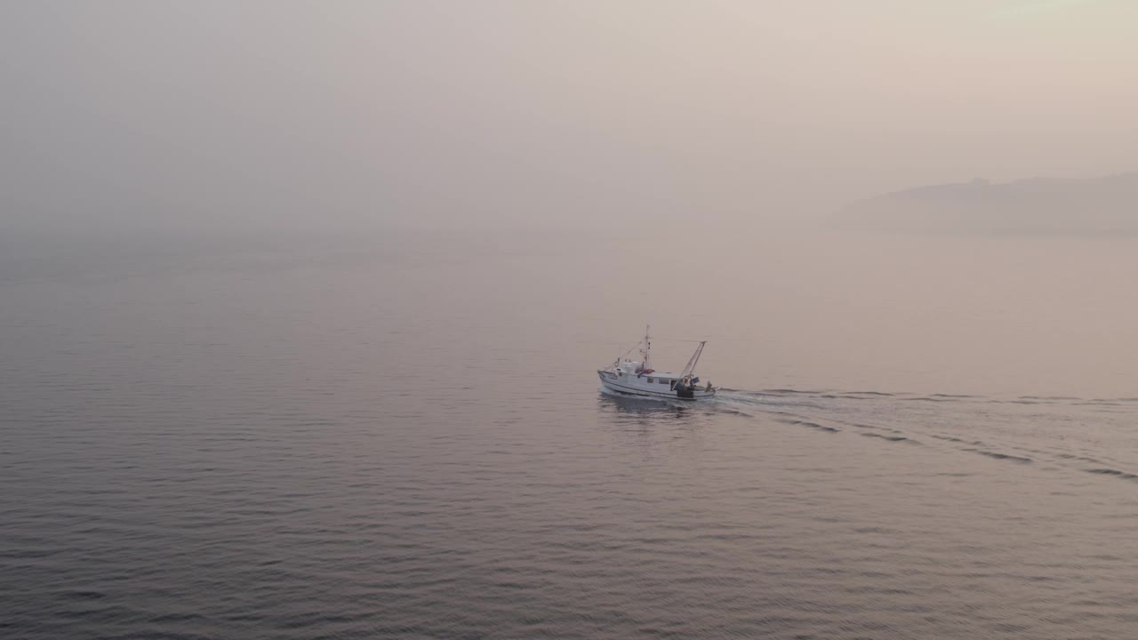 在斯洛文尼亚，渔船上鸟瞰平静的海面上的日出。视频素材