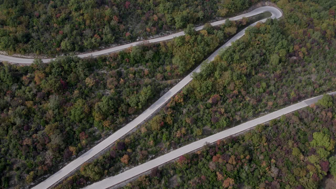 鸟瞰蜿蜒的道路穿过秋天的山区景观，克罗地亚。视频素材