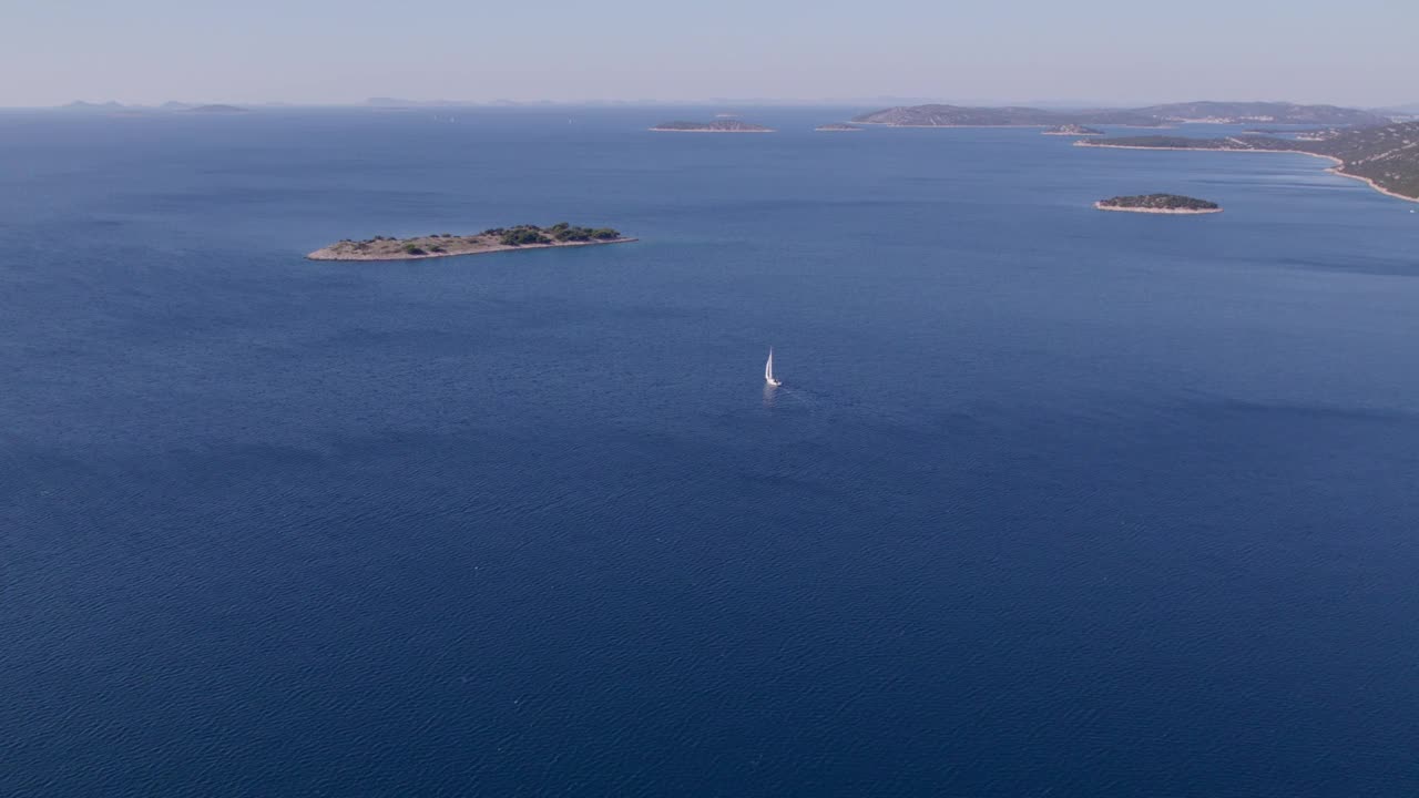 鸟瞰图的岛屿海湾与帆船在清澈的蓝色海水，克罗地亚。视频素材