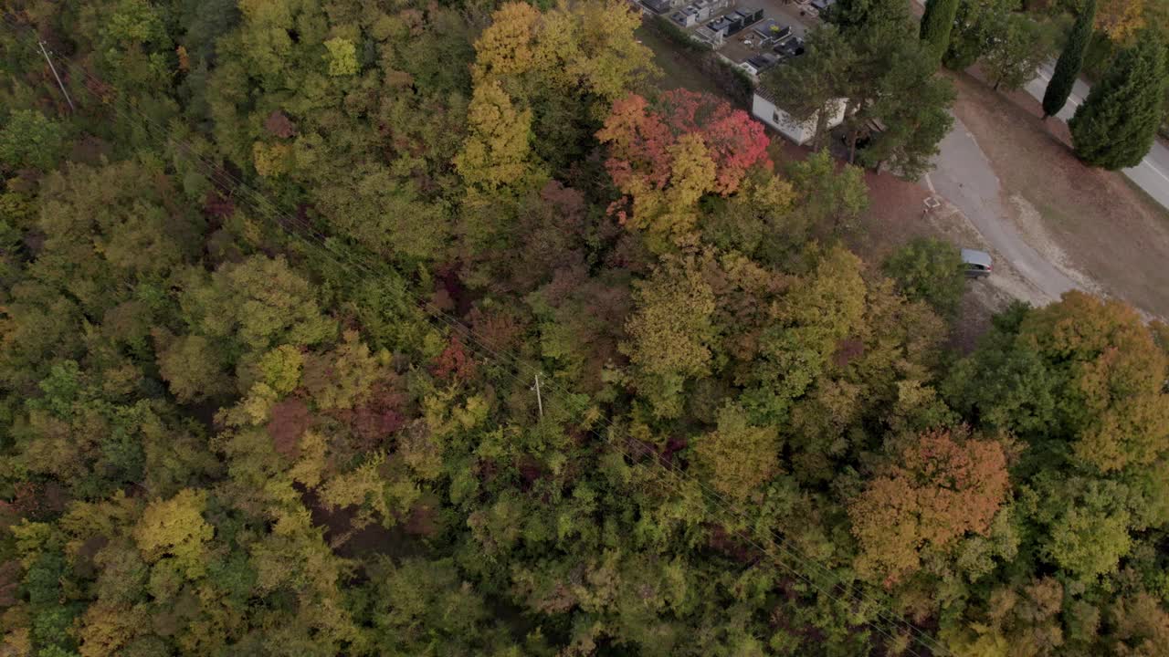 鸟瞰图中的教堂、墓地、日落时分的森林，克罗地亚。视频素材