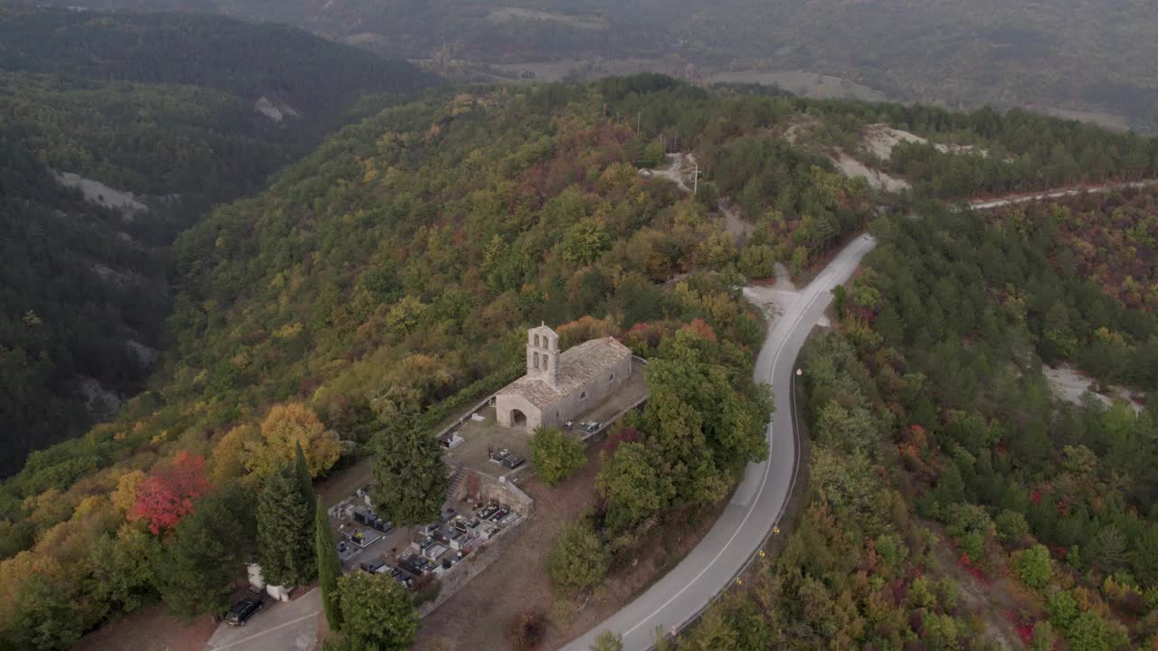 鸟瞰圣维特教堂，墓地，日落时蜿蜒的道路，克罗地亚。视频素材