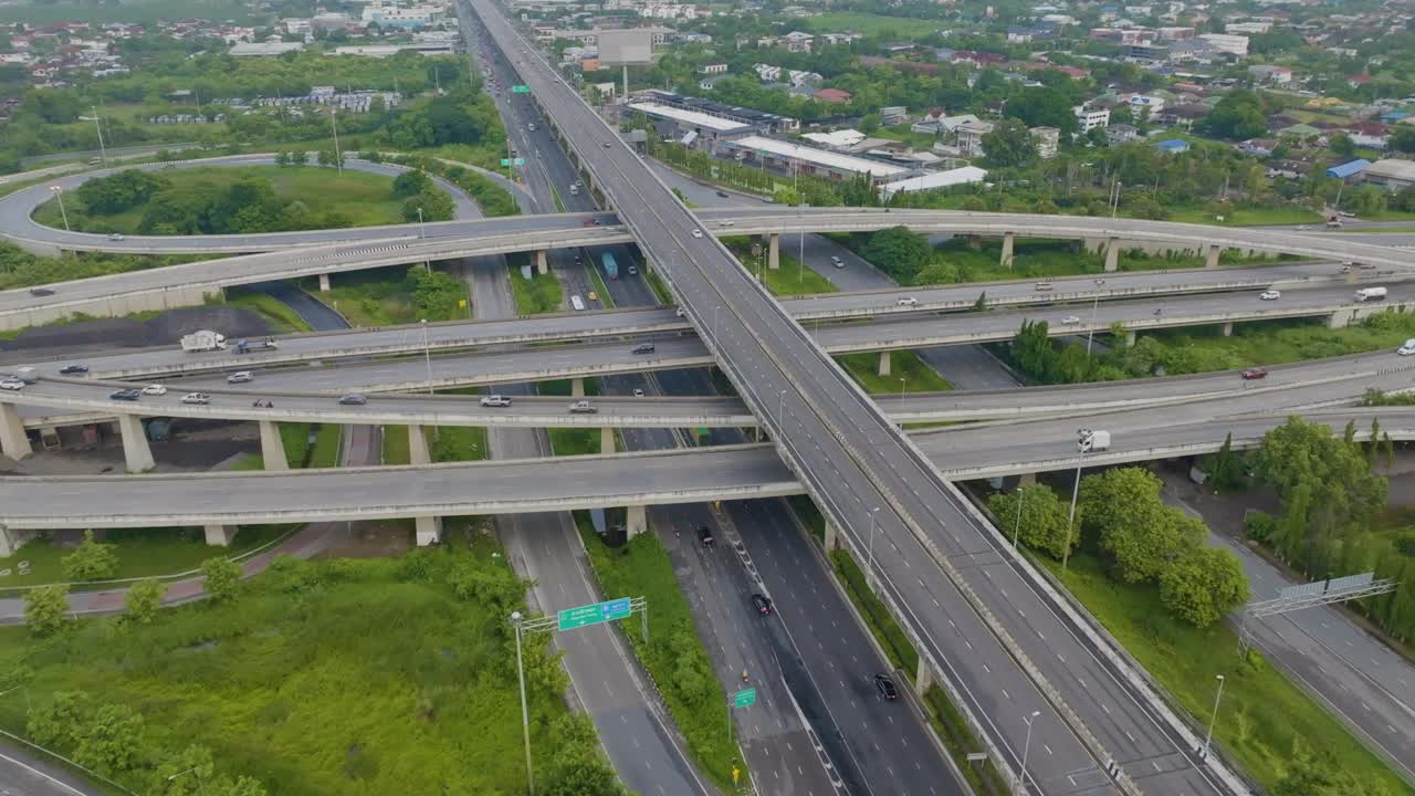 鸟瞰城市交通枢纽路与汽车交通枢纽路视频素材