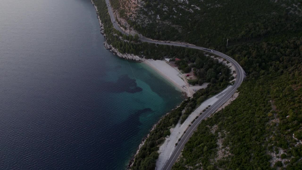 鸟瞰日落时分的海滩、山和道路，克罗地亚。视频素材