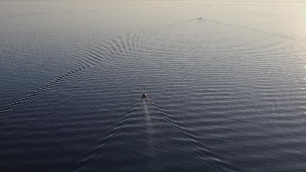 克罗地亚斯普利特，日落时乘坐快艇俯瞰宁静的大海。视频素材