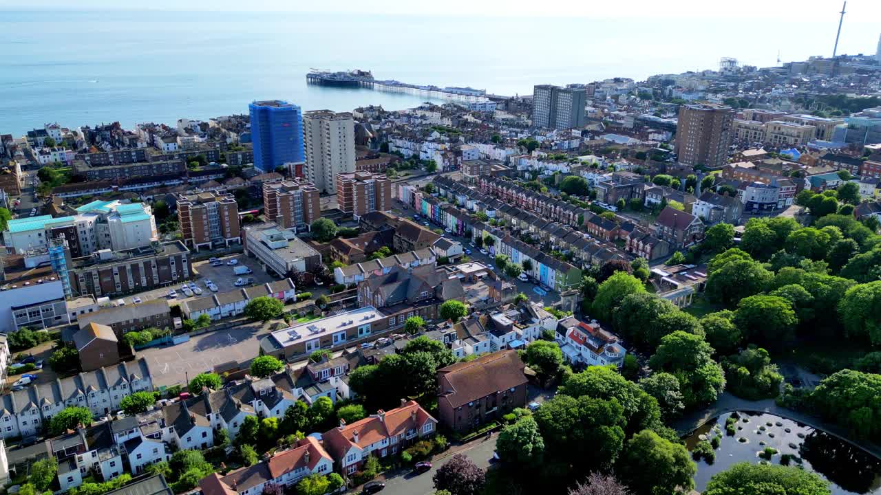 英国布莱顿，通往海滩和宫殿码头的住宅街道和房屋鸟瞰图视频素材