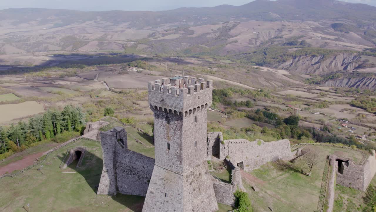 鸟瞰中世纪堡垒在Val d'Orcia村，意大利。视频素材