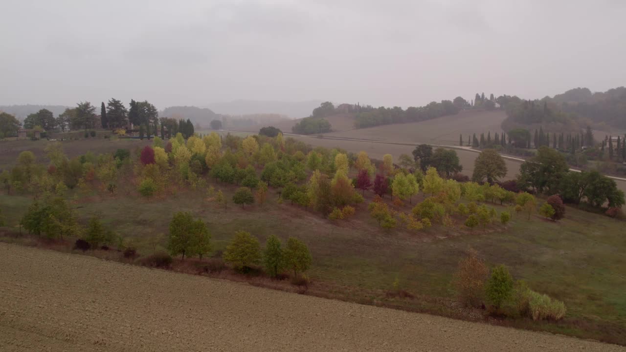 鸟瞰秋天的乡村，有柏树和小山，意大利。视频素材