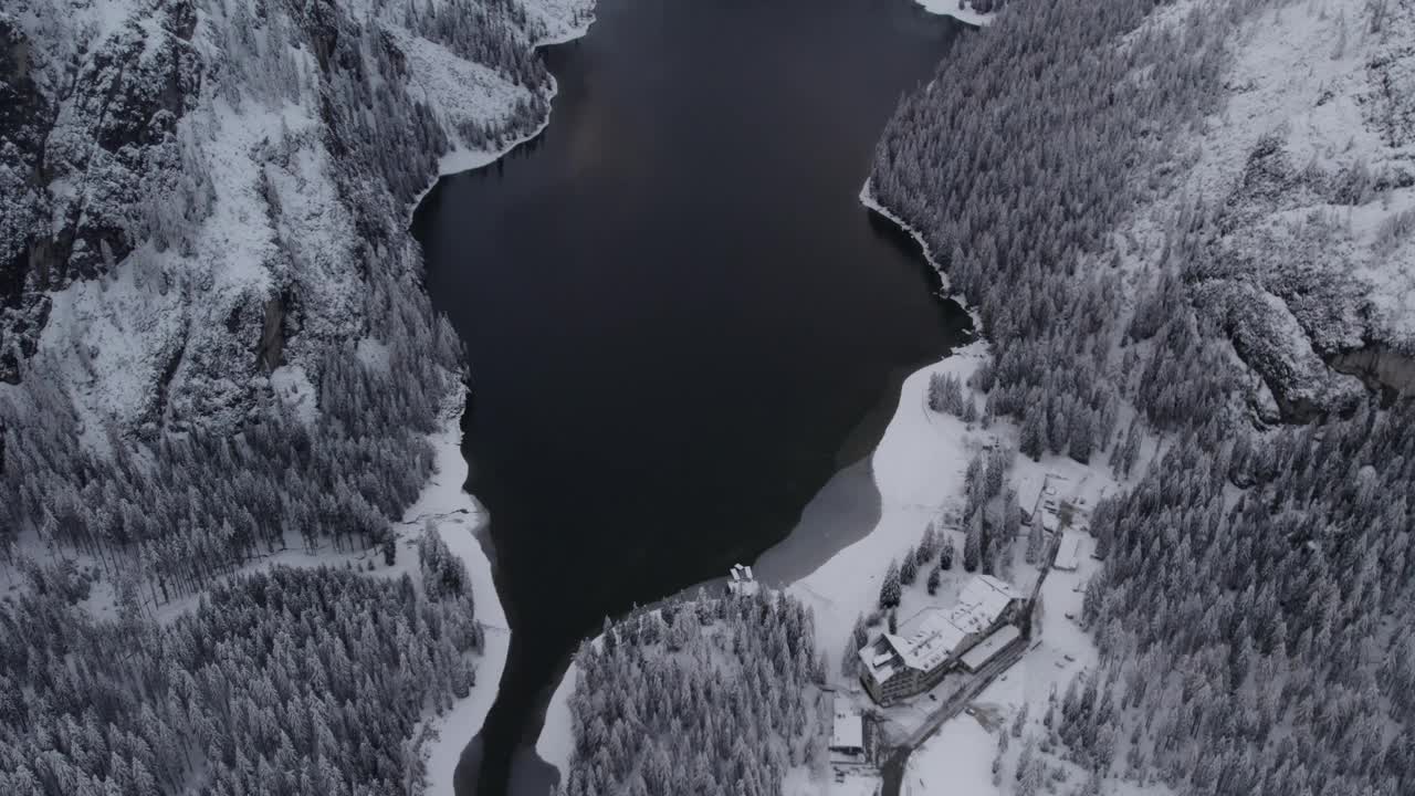 俯瞰冰冻的湖泊和积雪覆盖的山脉，意大利。视频素材