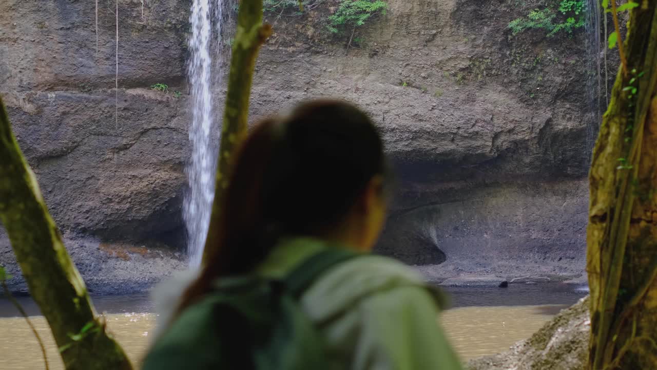 亚洲女孩探索森林和山脉视频素材