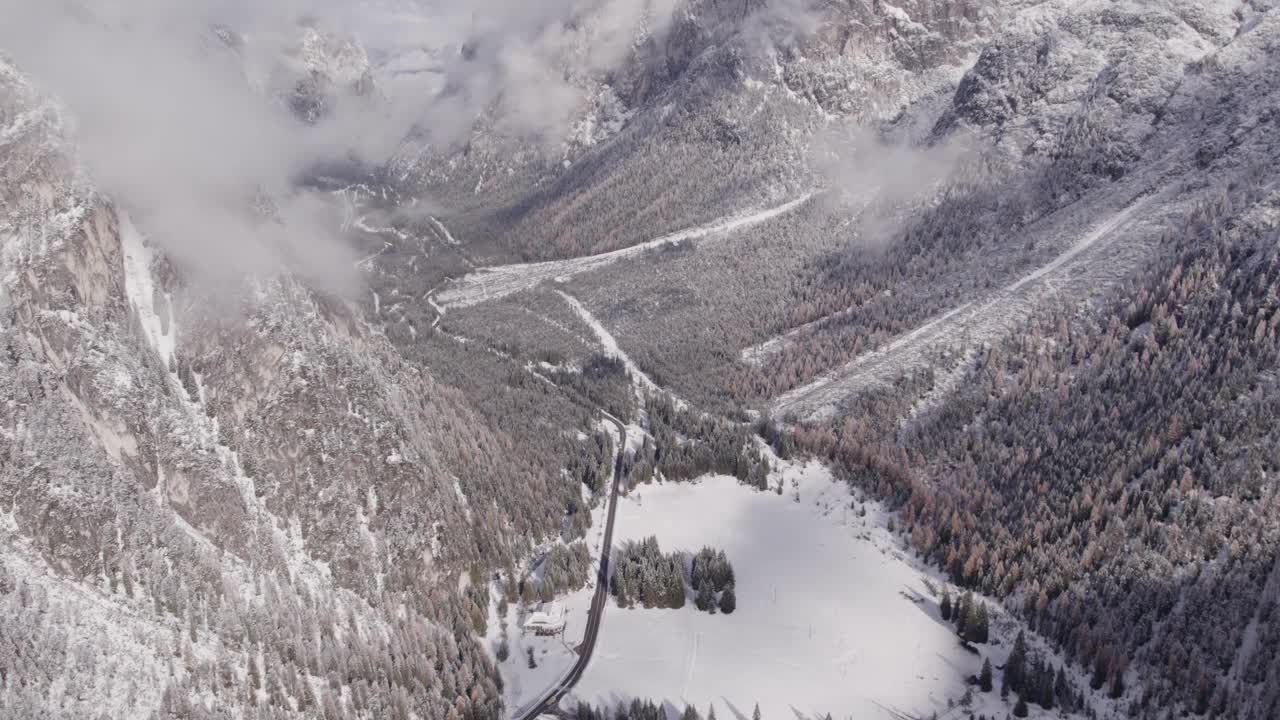 鸟瞰白雪皑皑的白云石山顶，松树和河流，意大利。视频素材