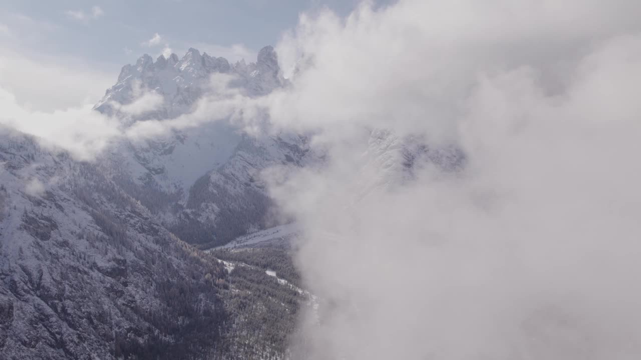 鸟瞰白雪皑皑的白云石山顶，松树和云，托布拉奇，意大利。视频素材