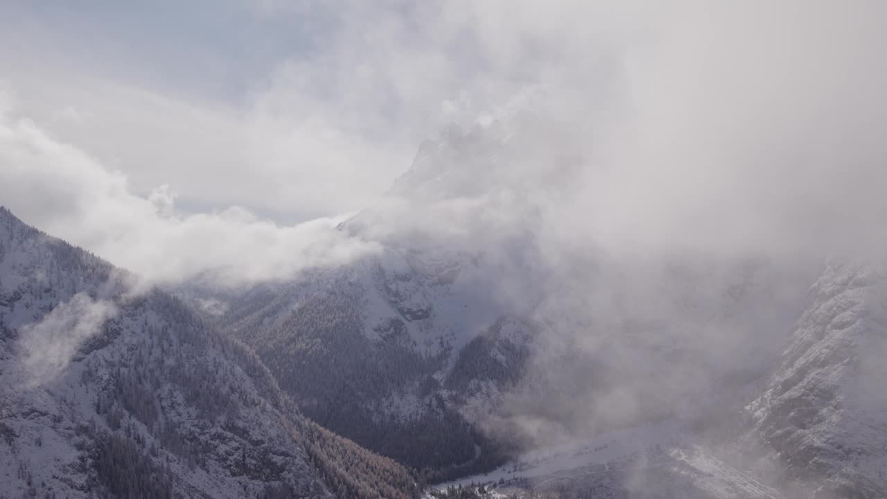 鸟瞰白雪皑皑的白云石山顶，松树和河流，意大利。视频素材