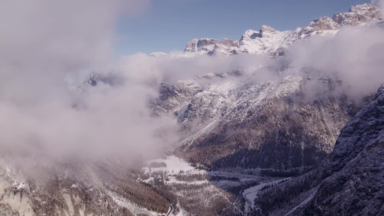 俯瞰白云岩峰，宁静的湖泊，遥远的山谷，意大利。视频素材