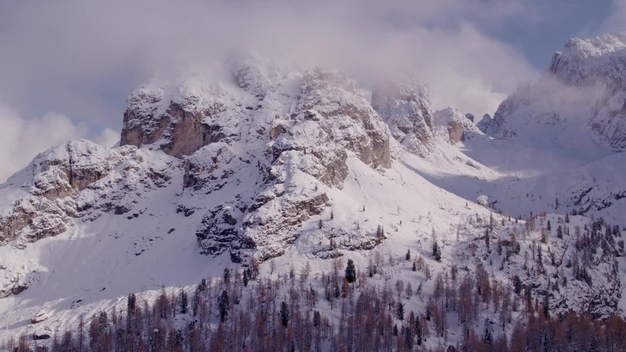 意大利托布拉奇，白云石的雪山山峰和云层鸟瞰图。视频素材