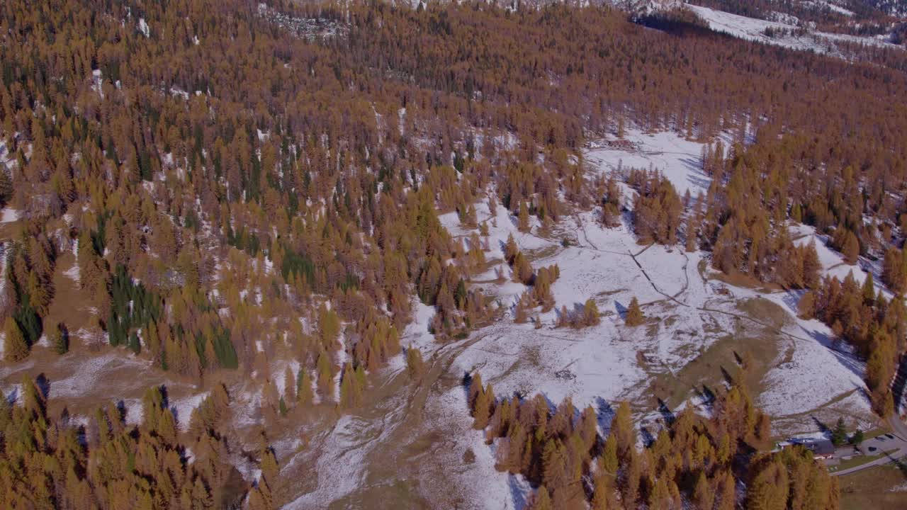 鸟瞰白雪覆盖的白云石山峰在秋天，意大利。视频素材