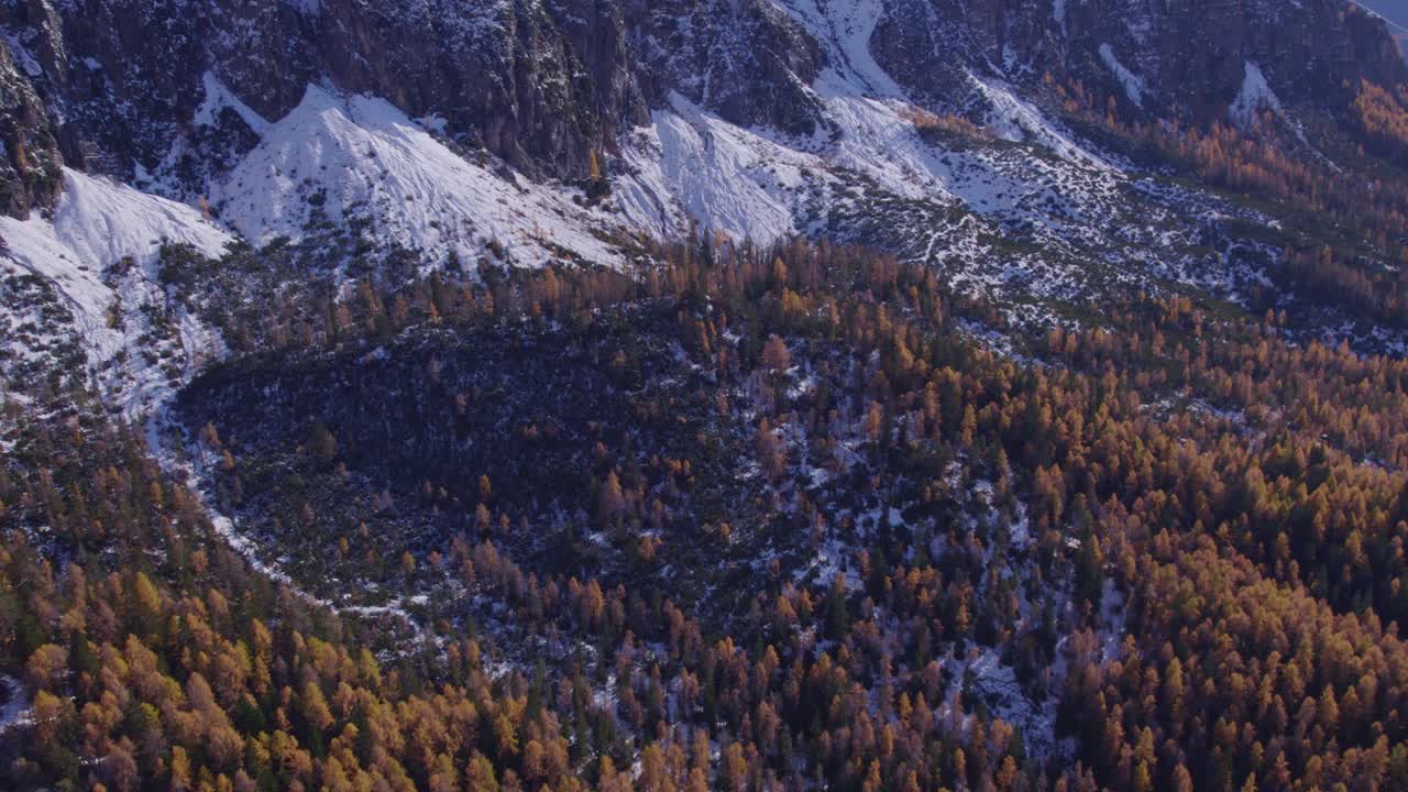 意大利秋天的白云石山峰鸟瞰图。视频素材