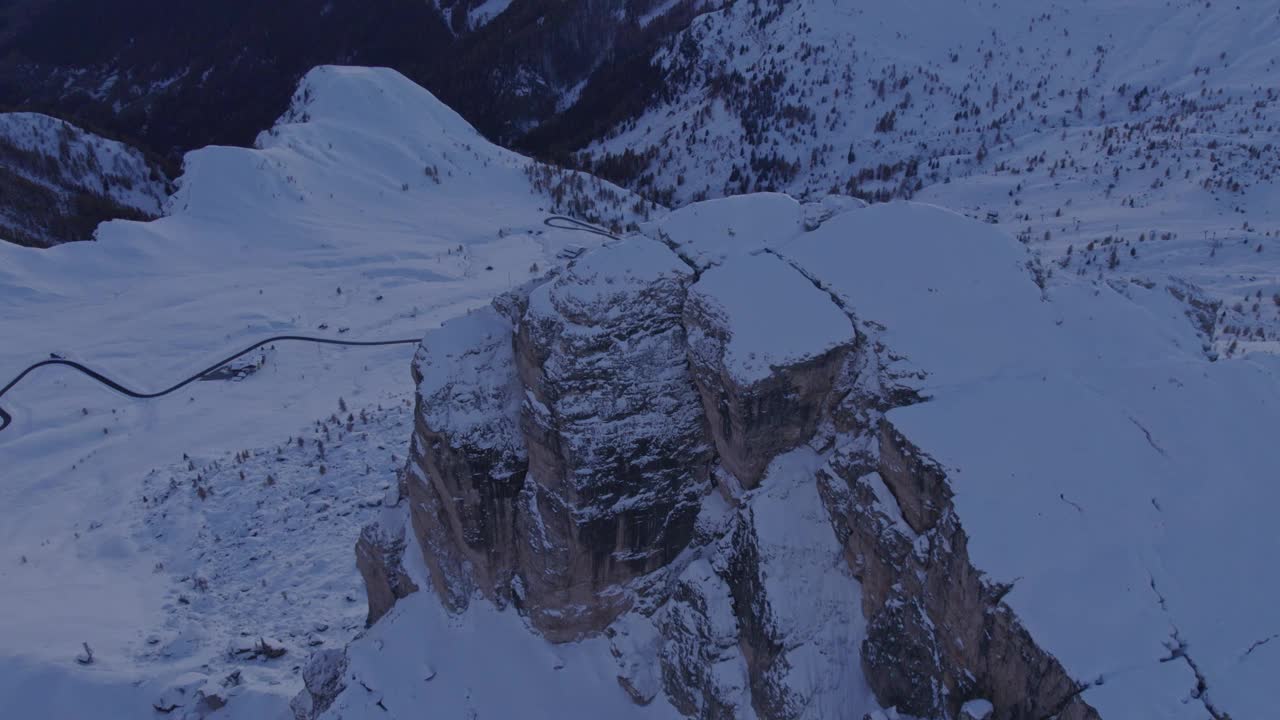 鸟瞰白雪覆盖的多洛米蒂山脉和蜿蜒的道路，意大利。视频素材