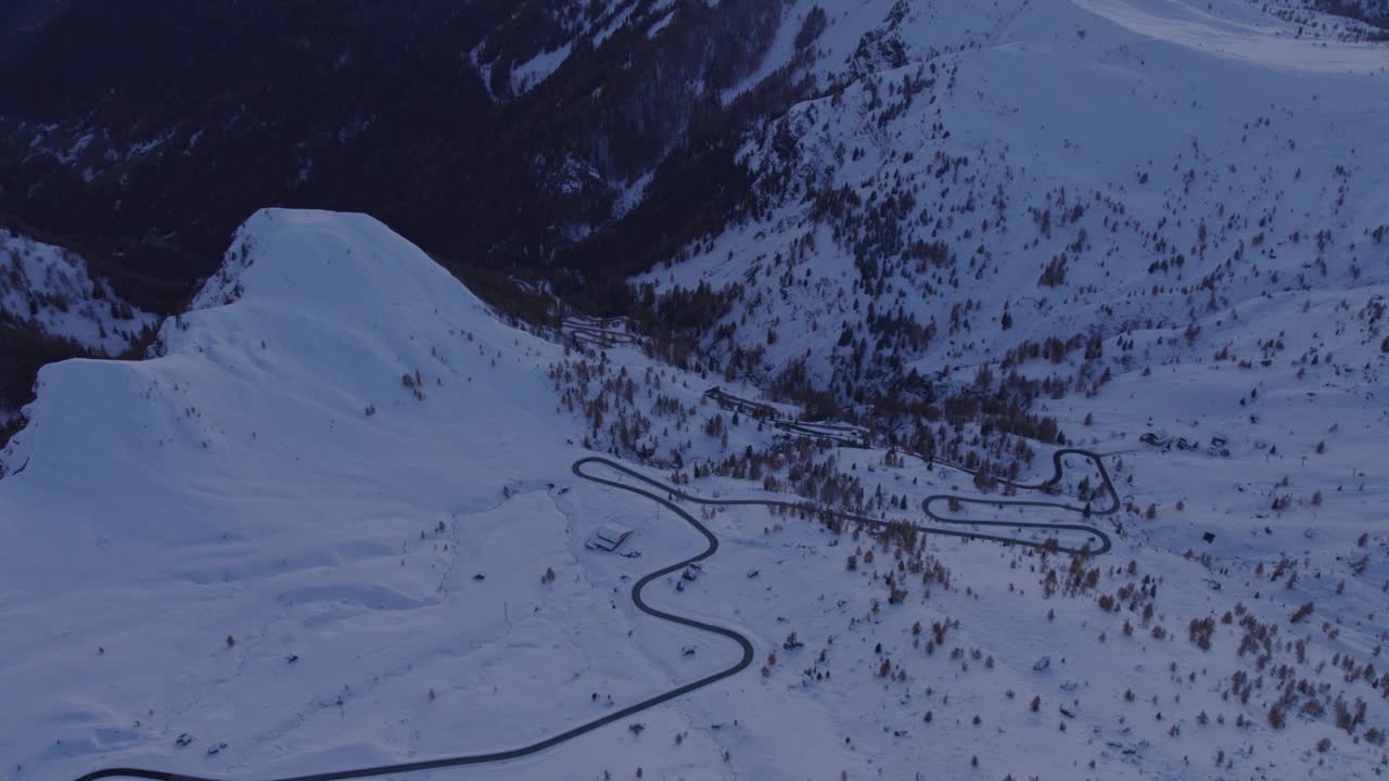 鸟瞰图白云石山峰在秋天与雪，意大利。视频素材