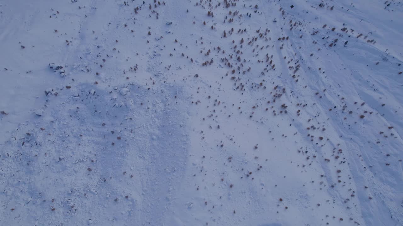 鸟瞰日落时白雪皑皑的白云石山峰，意大利帕索迪焦。视频素材