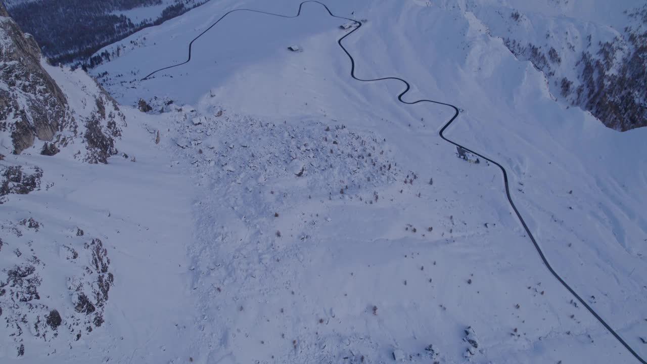 鸟瞰日落时白雪覆盖的白云石山脉，意大利帕索迪焦。视频素材