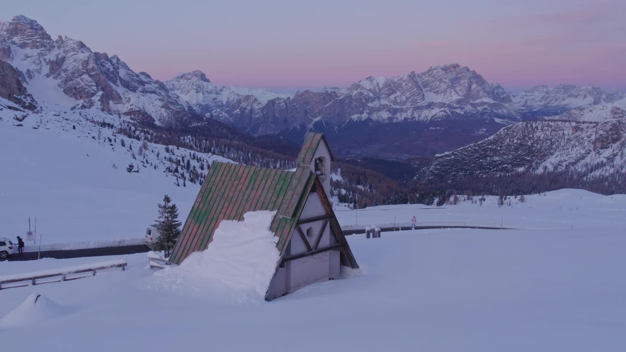 鸟瞰日落时白雪皑皑的白云石山峰，意大利。视频素材