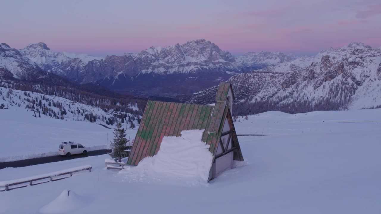 日落时雪山鸟瞰图，意大利。视频素材