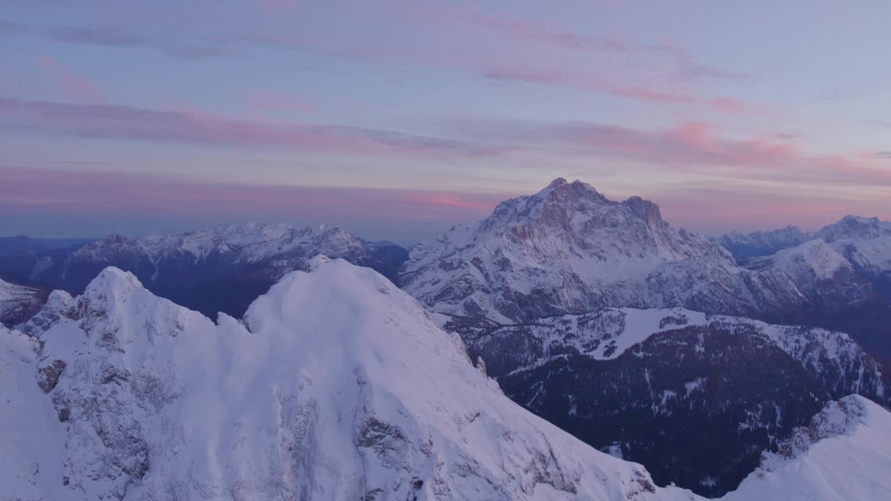 夕阳下白雪覆盖的白云石山峰鸟瞰图，意大利。视频素材