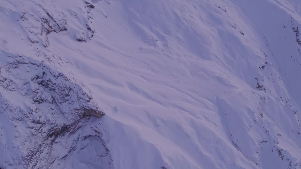 日落时雪山的鸟瞰图，意大利。视频素材