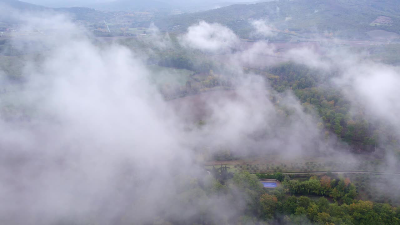 鸟瞰意大利迷雾山谷中的中世纪城堡。视频素材