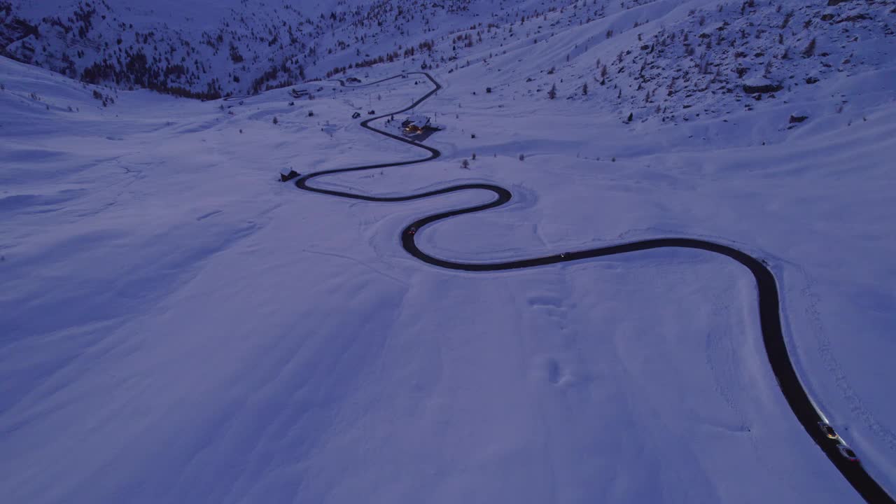 夕阳下白雪覆盖的白云石山峰鸟瞰图，意大利。视频素材