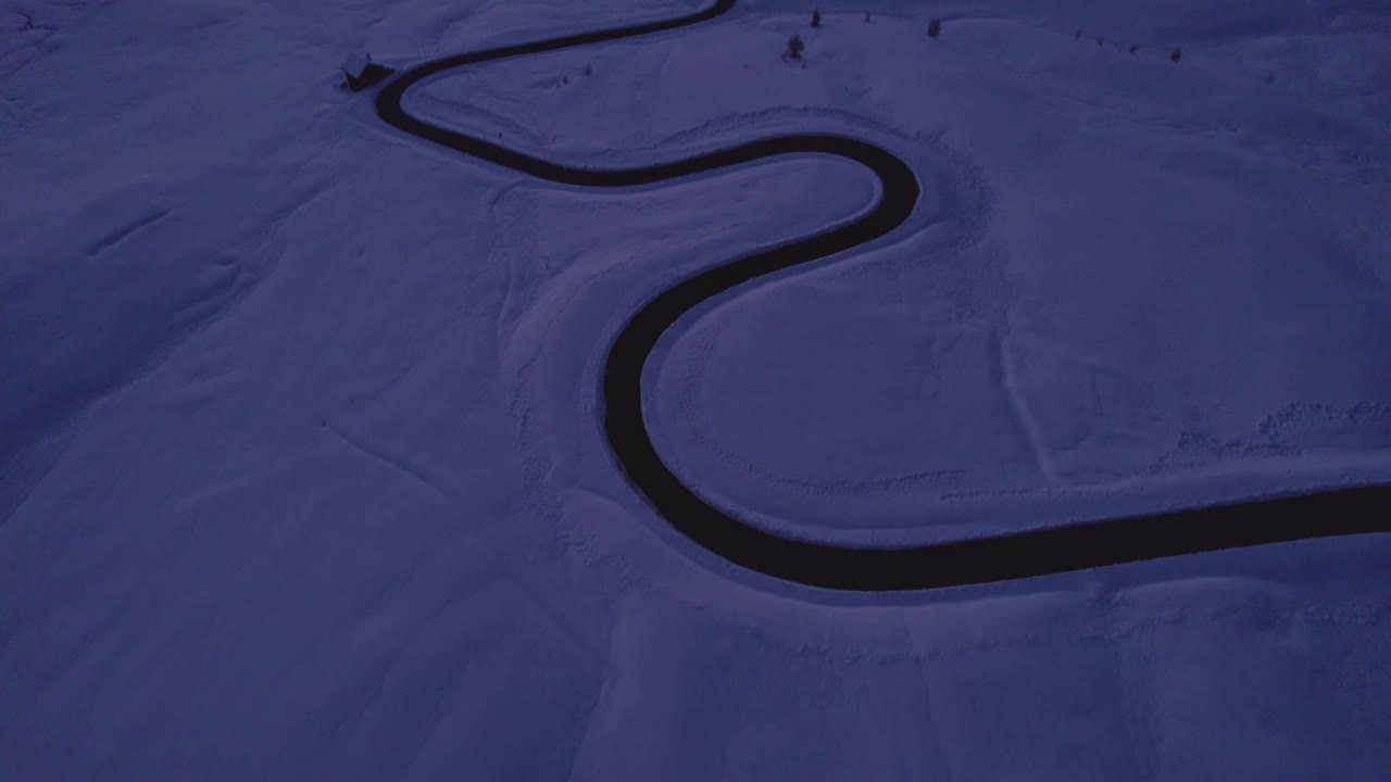 鸟瞰雪山和蜿蜒的道路，意大利。视频素材