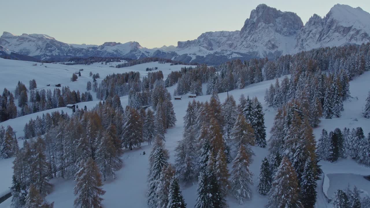 日出时白雪皑皑的白云石山脉鸟瞰图，意大利。视频素材