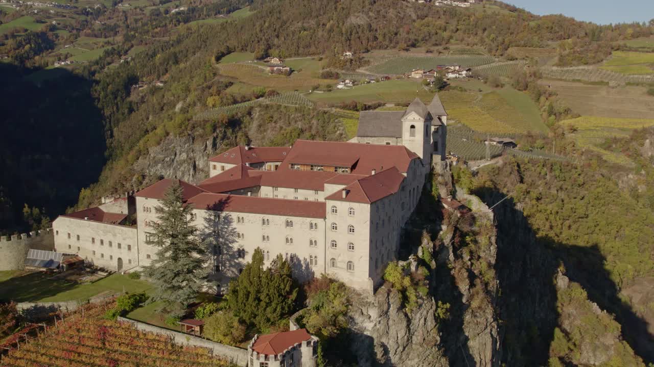 鸟瞰秋天群山环绕的修道院，意大利。视频素材