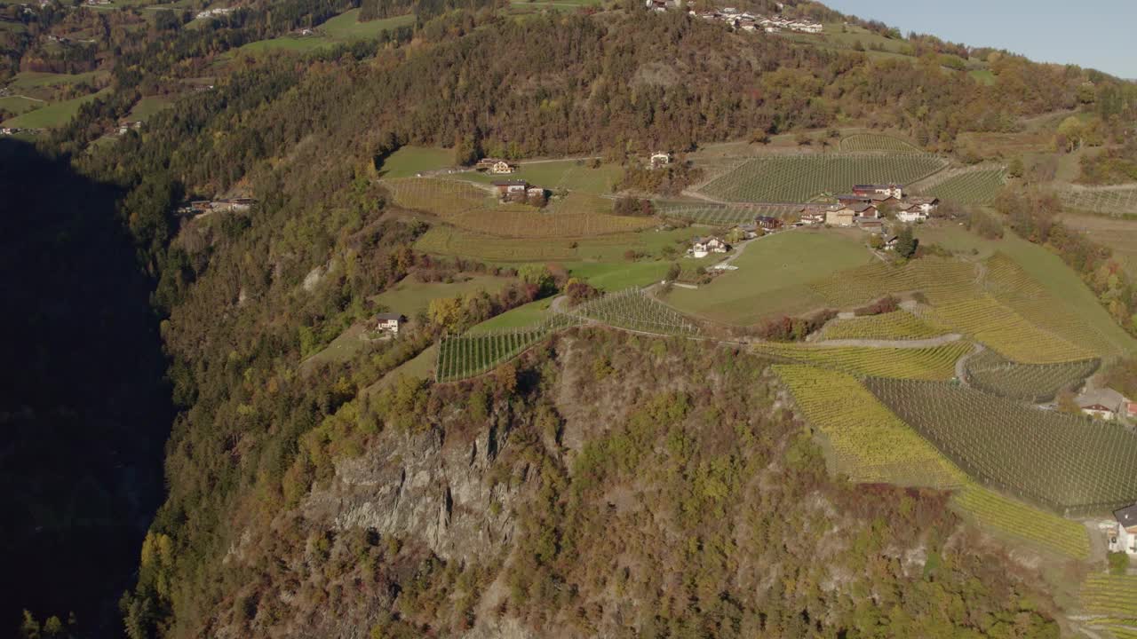 鸟瞰葡萄园，修道院，山脉在秋天，意大利。视频素材